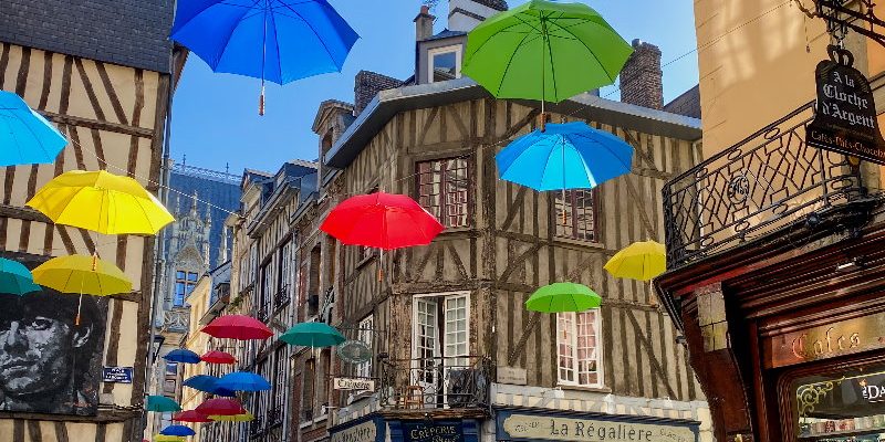 Rue Massacre à Rouen Installation des parapluies Avocat Claire Dewerdt